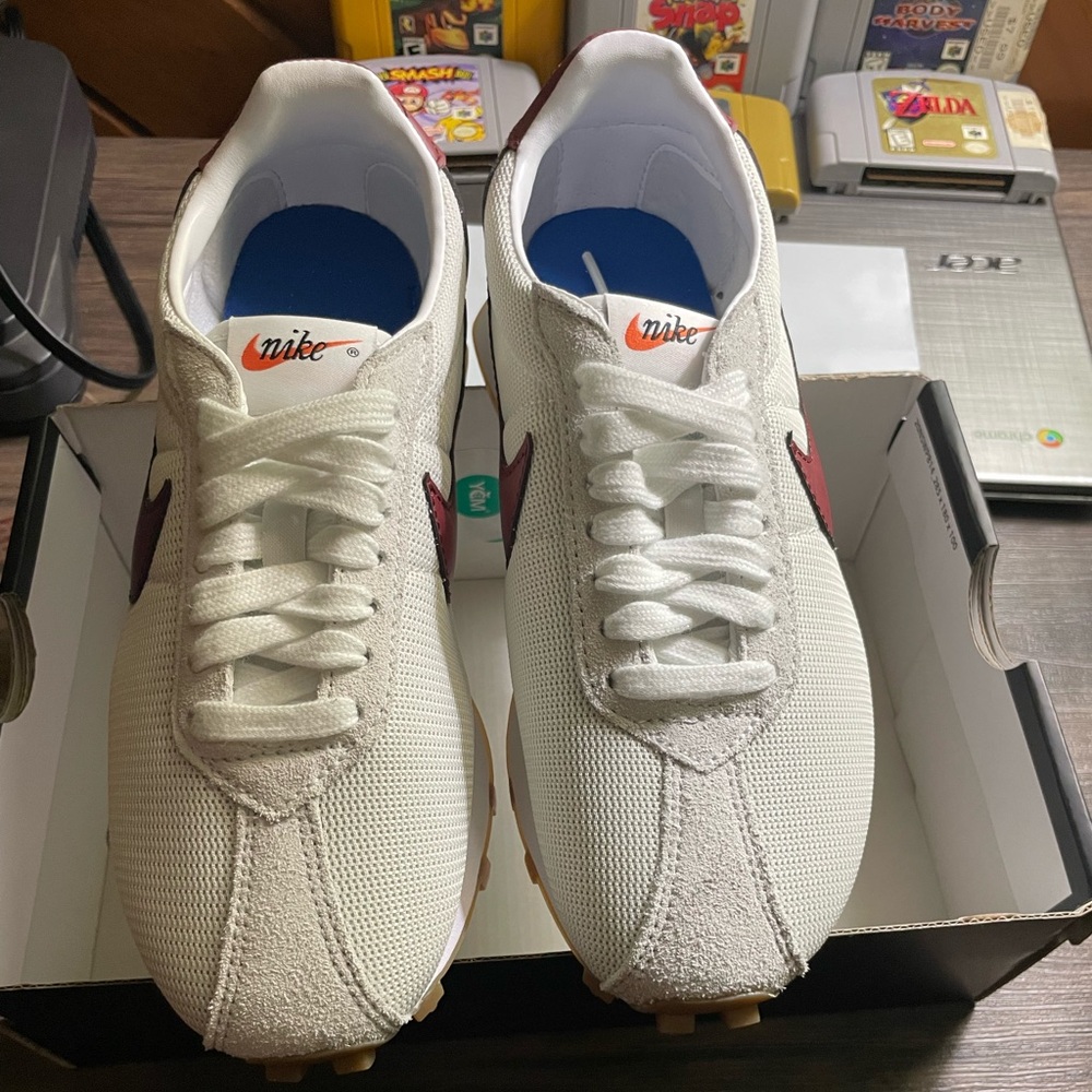 NWT Nike Summit White and Team Red Sneakers - Picture 4 of 10